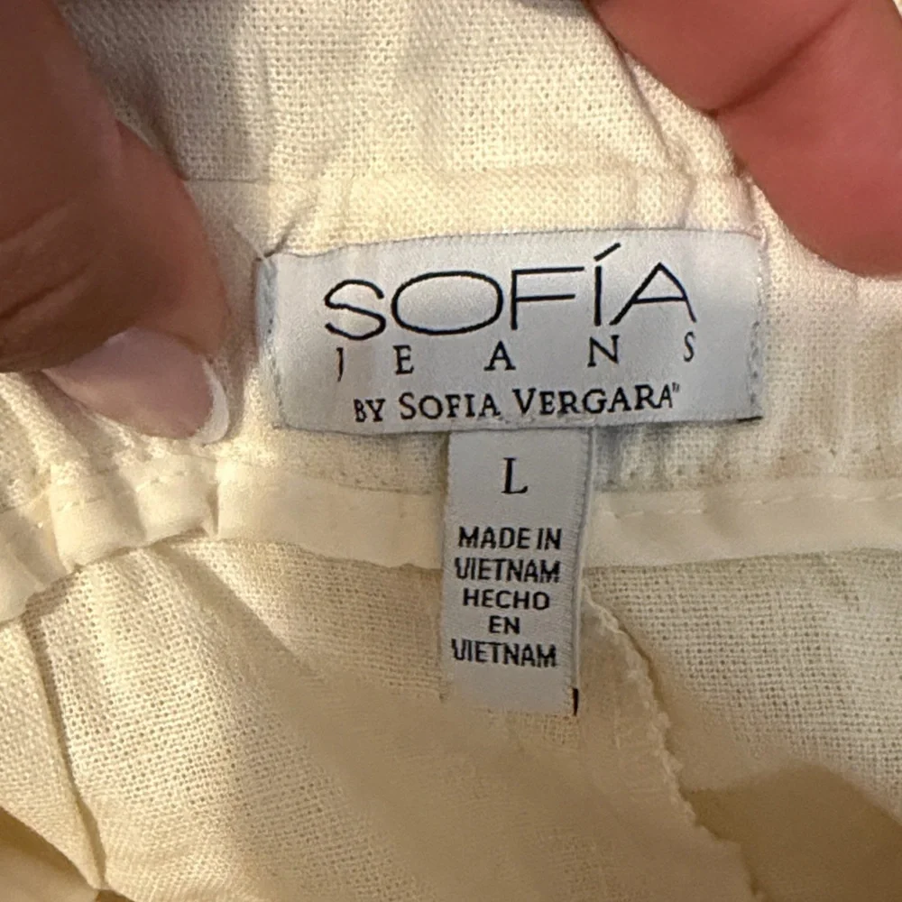Sofia by Sofia Vergara High Waist Cream Shorts - Picture 2 of 4